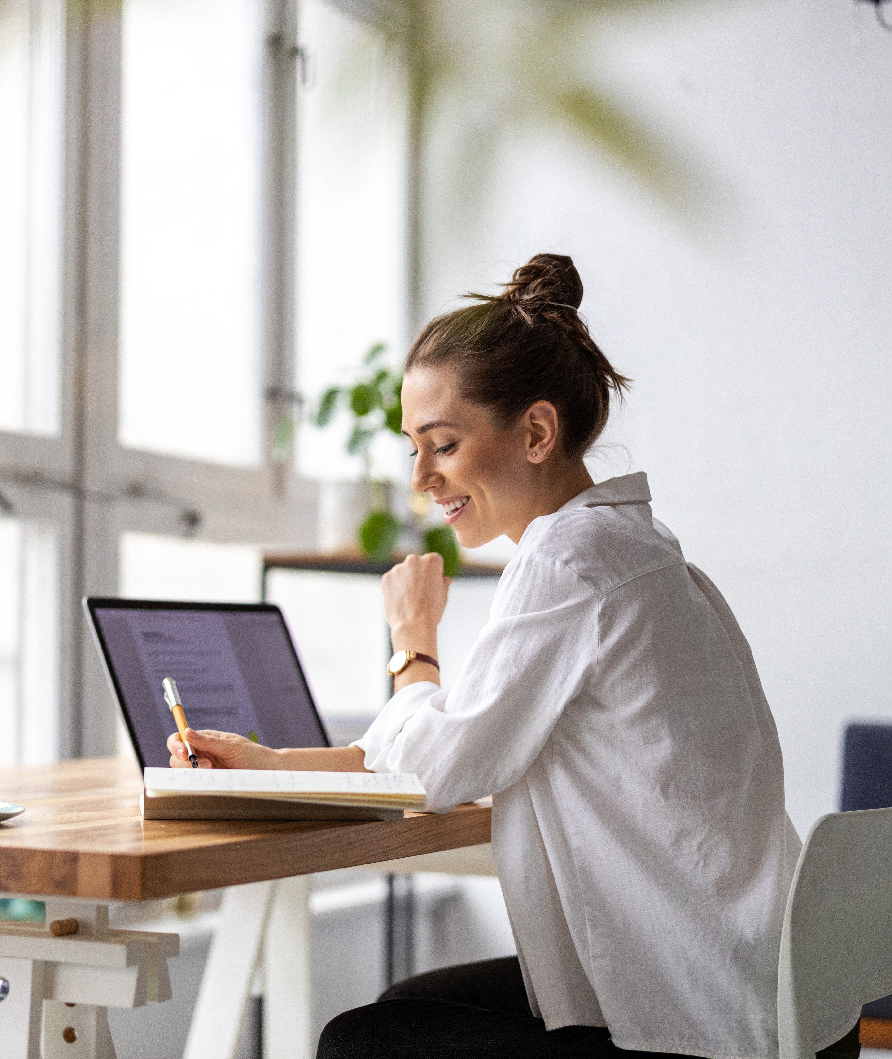 Travel Edge advisor working at a laptop